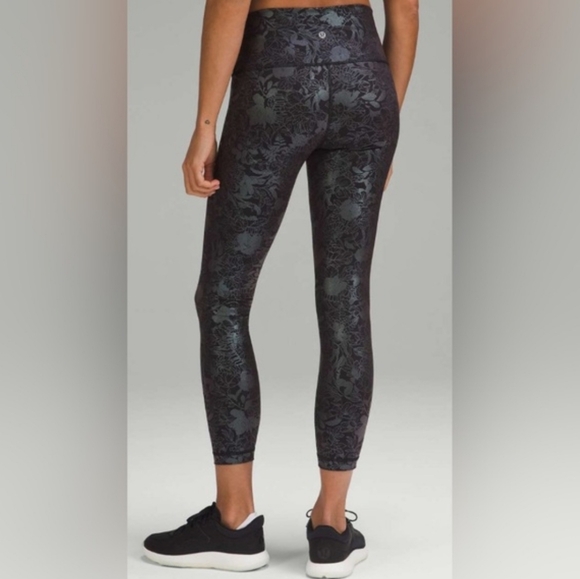 EUC Lululemon Wunder Under HighRise In Flourish Black Iridescent Foil 25" Size 6 - Picture 2 of 10